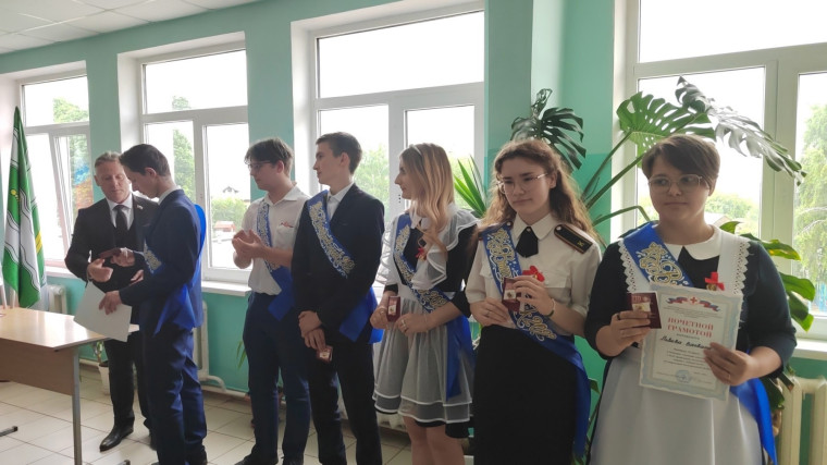 23.05.2023 в рамках последнего звонка выпускникам Прелестненской СОШ, вручили знаки отличия Всероссийского физкультурно-спортивного комплекса «Готов к труду и обороне» ГТО.. 23.05.2023 в рамках последнего звонка выпускникам Прелестненской СОШ, вручили знаки отличия Всероссийского физкультурно-спортивного комплекса «Готов к труду и обороне» ГТО..